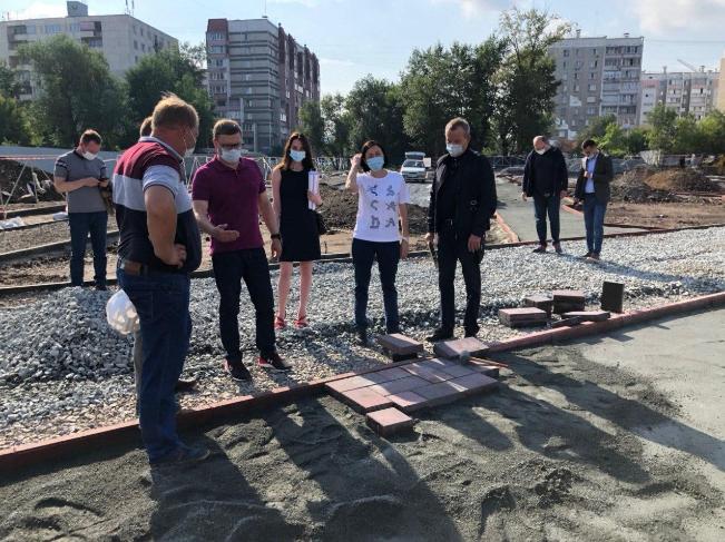 Губернатор Челябинской области Алексей Текслер прибыл на стройку сквера