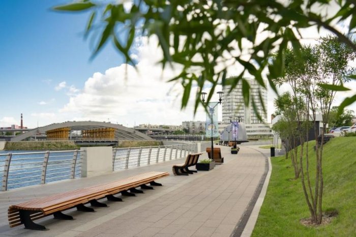 Масштабное озеленение пешеходной набережной реки Миасс в городе Челябинск